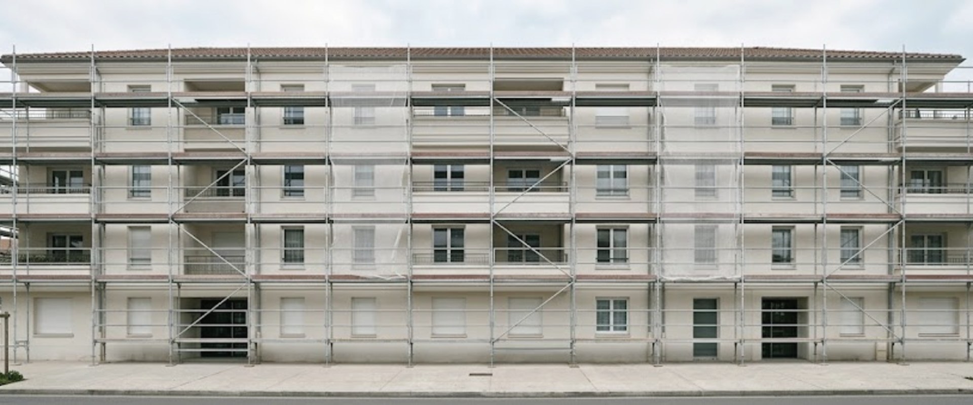 Échafaudage de façade installé sur un immeuble