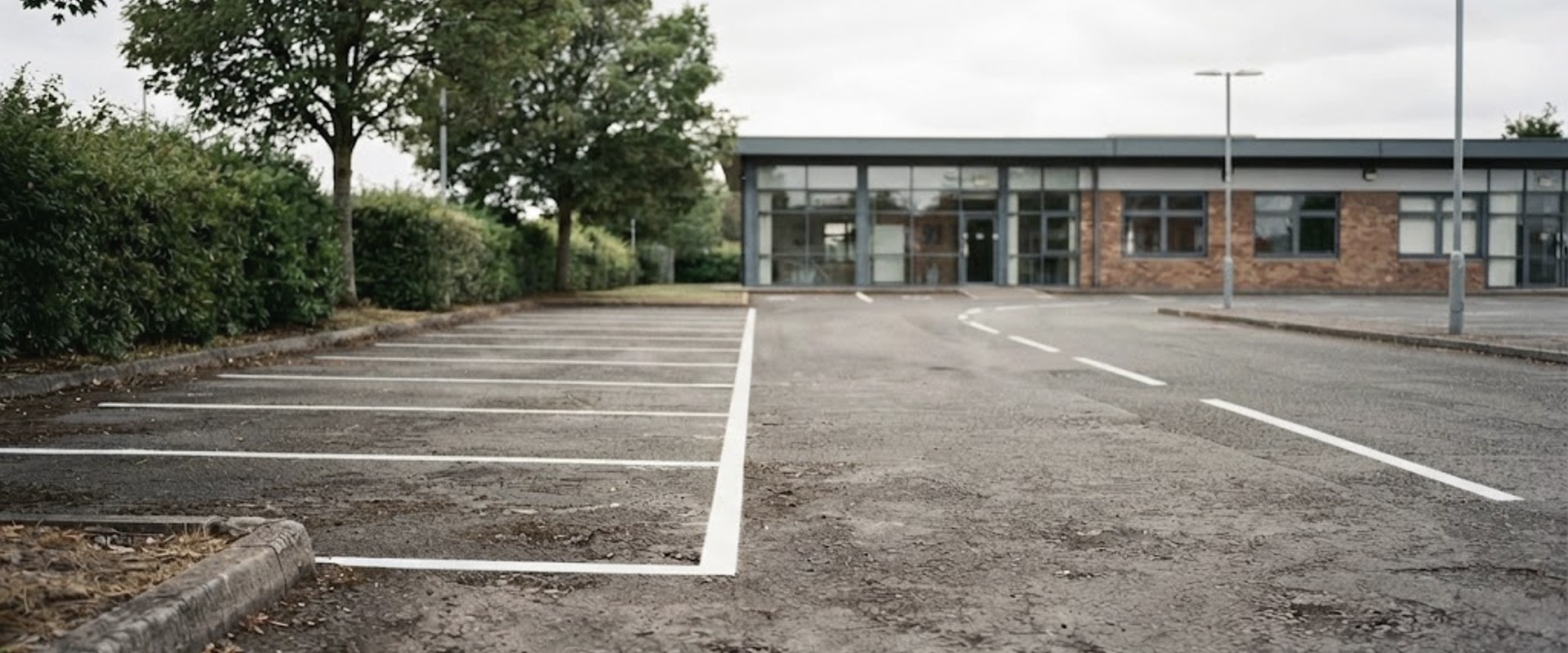 Parking d'entreprise avec marquage au sol réalisé