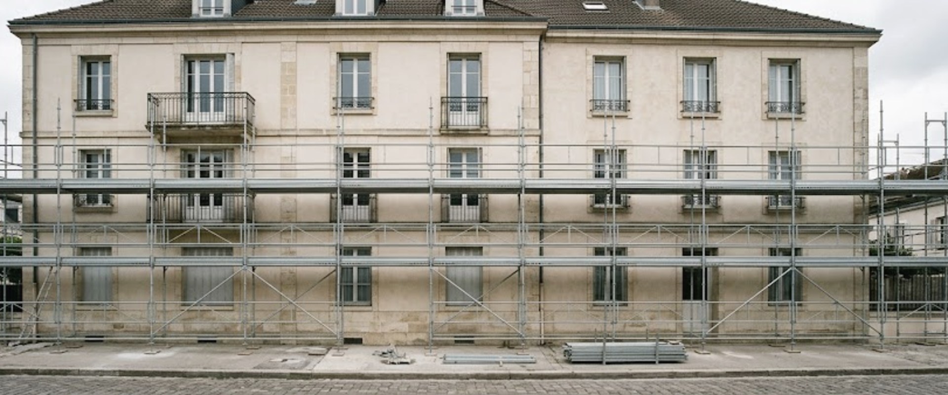 Montage d'échafaudage en cours sur une façade