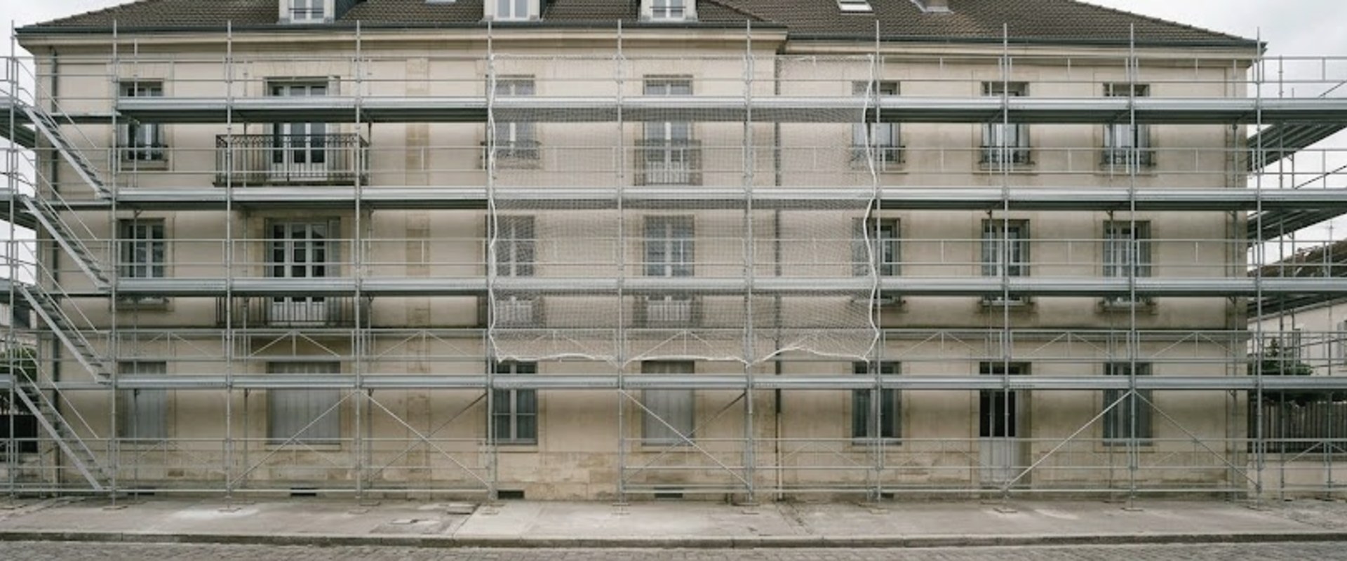 Échafaudage de façade entièrement monté